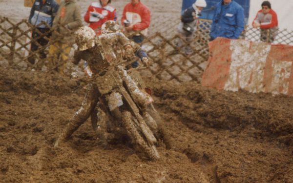 Itävalta Schwanenstadt GP-250 1986 Tiivis tunnelma kurakelissä